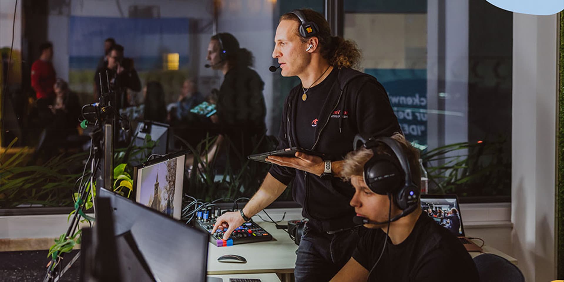 Regieplatz beim Dreh, zwei Kollegen mit Headsets